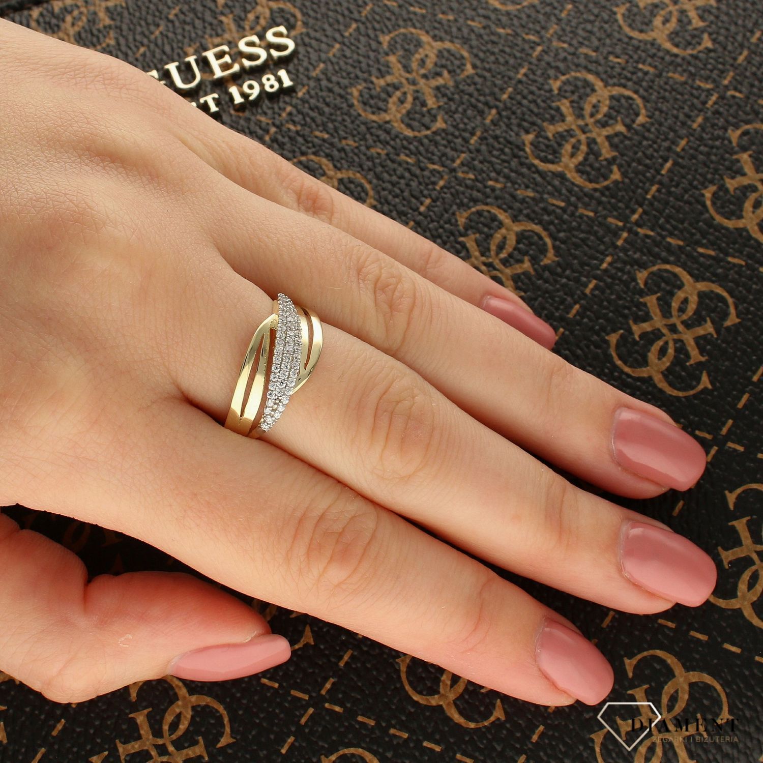 Złoty pierścionek szeroki z cyrkonią PI 3019 (1).jpg